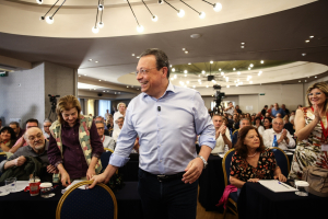 Ο Φάμελλος έχει να επιλέξει ή «παράδοση στη μειοψηφία και αντικατάστασή του» ή παραίτηση!