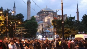Νέα πρόκληση: Χιλιάδες μουσουλμάνοι προσευχήθηκαν έξω από την Αγία Σοφία