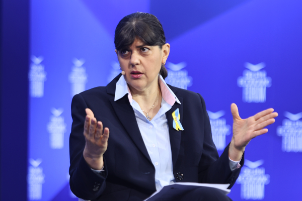 «Βόμβες» Κοβέσι στο Φόρουμ των Δελφών: «Ο ΟΠΕΚΕΠΕ είναι ακρωνύμιο διαφθοράς, νεποτισμού και πελατειακών σχέσεων»