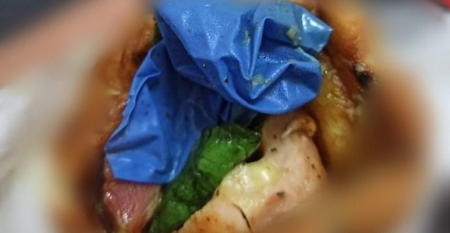 Λάρισα: Σουβλάκι τυλιχτό με... πλαστικό γάντι