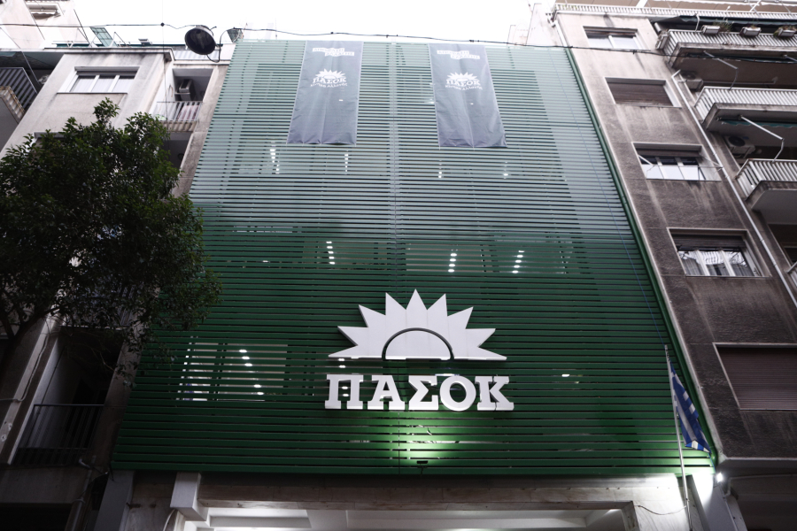 Εύφλεκτο υλικό στο ΠΑΣΟΚ