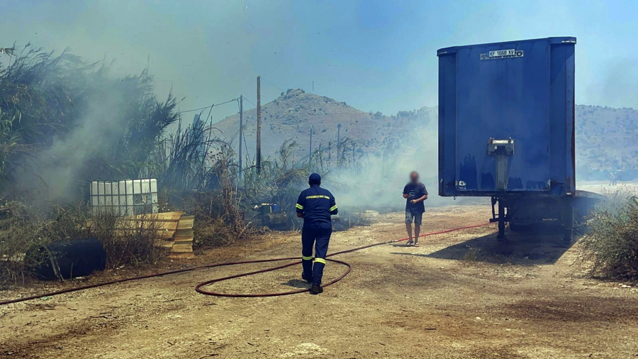 Φωτιά τώρα στη Σαλαμίνα - Μηνύματα από το 112 στους κατοίκους (Εικόνες - Βίντεο)