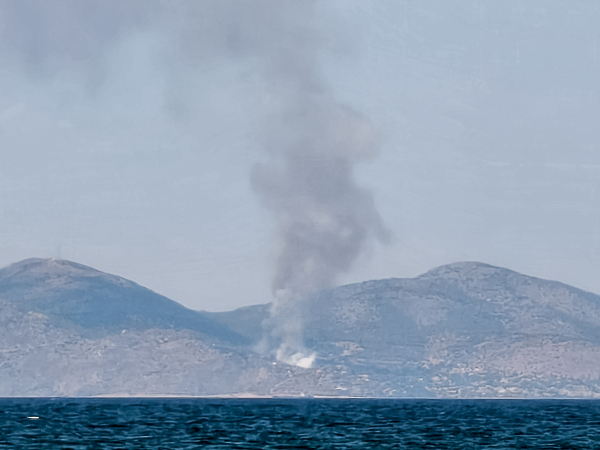Φωτιά τώρα στη Σαλαμίνα - Μηνύματα από το 112 στους κατοίκους (Εικόνες - Βίντεο)