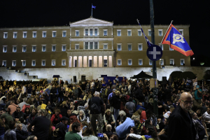 Πάνος Ρούτσι: Πλήθος κόσμου ξανά στο πλευρό του - Μεγάλη συγκέντρωση αλληλεγγύης στο Σύνταγμα (εικόνες - βίντεο)