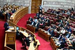 Κόντρα κορυφής για τα εξοπλιστικά στη Βουλή