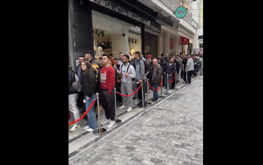 Ολυμπιακός: Ουρές στην Ερμoύ για την επετειακή φανέλα (Βίντεο)