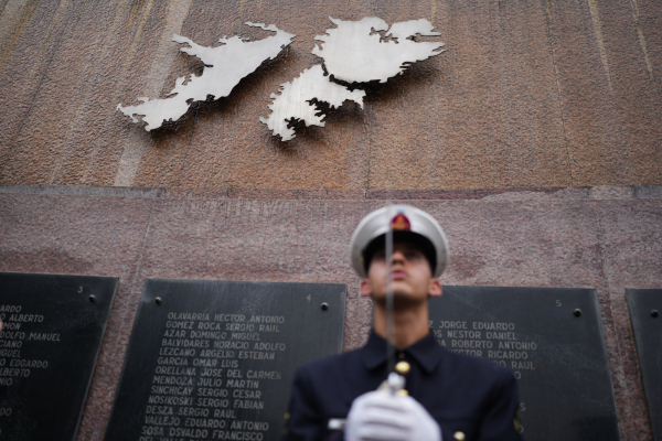 Σε «τεντωμένο σχοινί» οι σχέσεις Βρετανίας - ΗΠΑ μετά το email του Πενταγώνου για τα Φώκλαντ