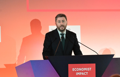 Ανδρουλάκης στο συνέδριο του Economist: Το μόνο τρίποντο που έχει βάλει ο Μητσοτάκης είναι το τρίποντο της ακρίβειας