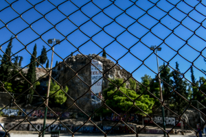 Ο Χρυσοχοΐδης απαγορεύει τις συναυλίες στα Εξάρχεια