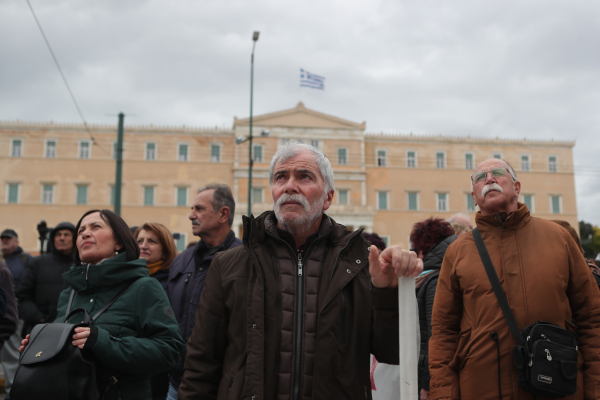 Συντάξεις: Ο φόβος για τα νέα όρια ηλικίας έφερε νέο ρεκόρ στις αιτήσεις