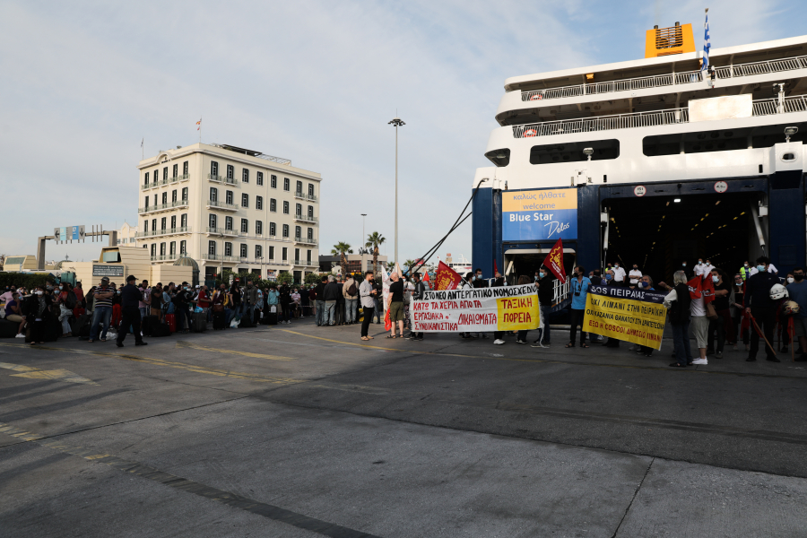 Ανεστάλη η απεργία της ΠΕΝΕΝ, στις 9 αναχωρούν τα πλοία - Απίστευτη ταλαιπωρία (εικόνες, βίντεο)