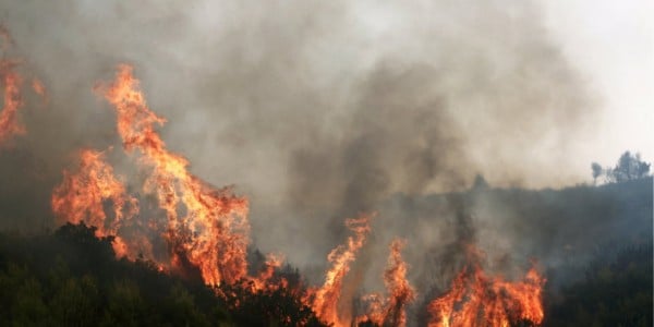 "Ανοιχτές" αλλά σε έλεχγο οι φωτιές σε Κορίνθια και Μονεμβασιά