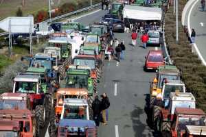 Αποχώρησαν οι αγρότες από την εθνική οδό Αθηνών - Κορίνθου. Ολοκληρώθηκε η κινητοποίηση