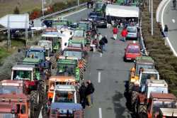 Αποχώρησαν οι αγρότες από την εθνική οδό Αθηνών - Κορίνθου. Ολοκληρώθηκε η κινητοποίηση