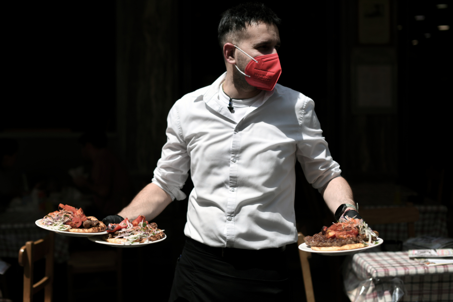 «Φωτιά και λαύρα» το σουβλάκι: Πού θα φτάσει η τιμή του (βίντεο)