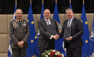 Ο Νίκος Δένδιας υπέγραψε συμφωνία με την ΕΤΕπ για την αναβάθμιση 40 στρατοπέδων
