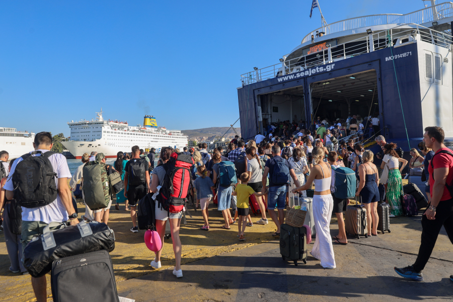 Όπου φύγει - φύγει οι πρώτοι αδειούχοι του καλοκαιριού: Γεμάτα τα πλοία από Πειραιά και Ραφήνα