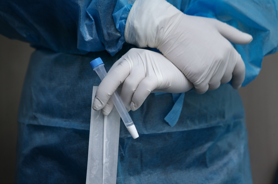 ΕΟΔΥ: 226 νέες εισαγωγές και δύο θάνατοι λόγω κορωνοιού