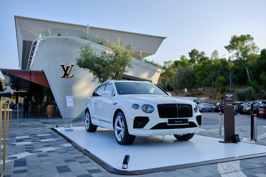 Η Bentley στην Αθηναϊκή Ριβιέρα: Ένα κομψό «ταξίδι» πολυτέλειας (Εικόνες)