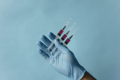 Η Βρετανία ξεκινά τον σχεδιασμό για τη χορήγηση και τρίτης δόσης εμβολίου