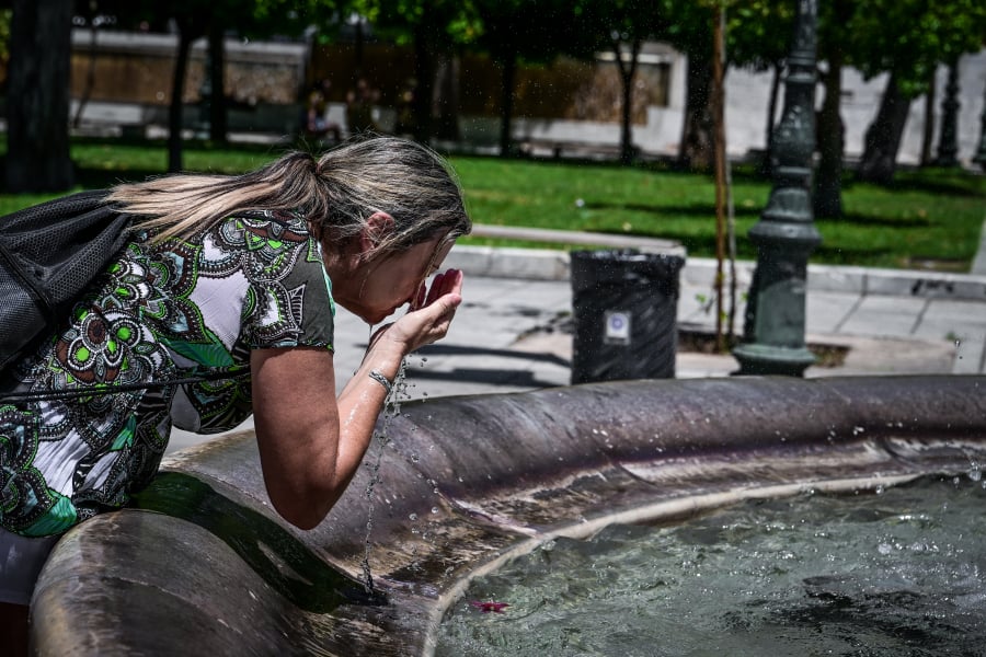 Πως οι καύσωνες επηρεάζουν την ελληνική οικονομία – Απειλή για την ανάπτυξη και την παραγωγικότητα