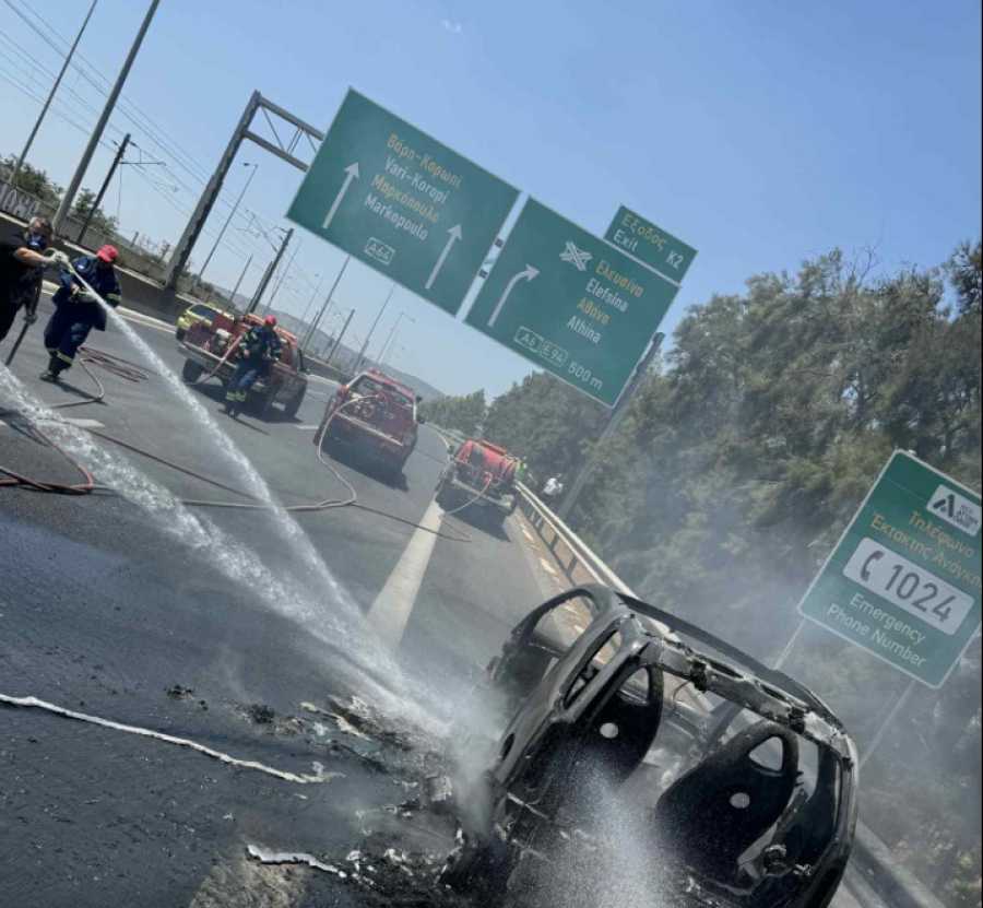 Αττική Οδός: ΙΧ άρπαξε φωτιά και καταστράφηκε ολοσχερώς (εικόνες)