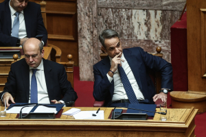 Ο Καλλίτσης τούς δείχνει το πολιτικό πρόβλημα – Αυτοί κοιτούν το... δάκτυλο!