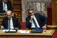 Ο Καλλίτσης τούς δείχνει το πολιτικό πρόβλημα – Αυτοί κοιτούν το... δάκτυλο!