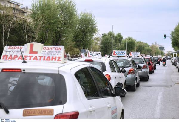 Ριζικές αλλαγές στα διπλώματα οδήγησης: Συνοδηγός ο εξεταστής, εξετάσεις από τα 17 και κάμερες