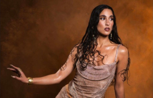 H Evangelia χορεύει ζεϊμπέκικο αλλιώς για το νέο τραγούδι της «Αστείο»