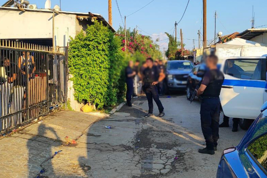 Ασπρόπυργος: 17 συλλήψεις σε αστυνομική επιχείρηση - Βαριες κατηγορίες για πυροβολισμούς