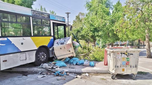 «Τρελό» λεωφορείο συγκρούστηκε με κάδους απορριμμάτων στον Καρέα! (φωτο)
