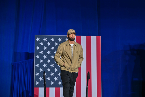 Στην προεκλογική μάχη της Καμάλα κι ο Έμινεμ, o Ομπάμα... ραπάρει το «Lose Yourself» (βίντεο)