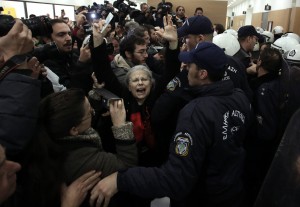 Αιχμές συμβολαιογράφων για «συλλογικοτήτες που δημιουργούν κλίμα έντασης»