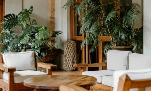Summer dinner στο μπαλκόνι: Πώς να στήσεις ένα υπέροχο τραπέζι χωρίς μεγάλο κόστος