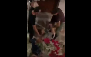 Νέα στοιχεία για τον ξυλοδαρμό τουρίστα από αστυνομικό στην Αντίπαρο - Κατέθεσε ο γιος του Τομ Χανκς (video)