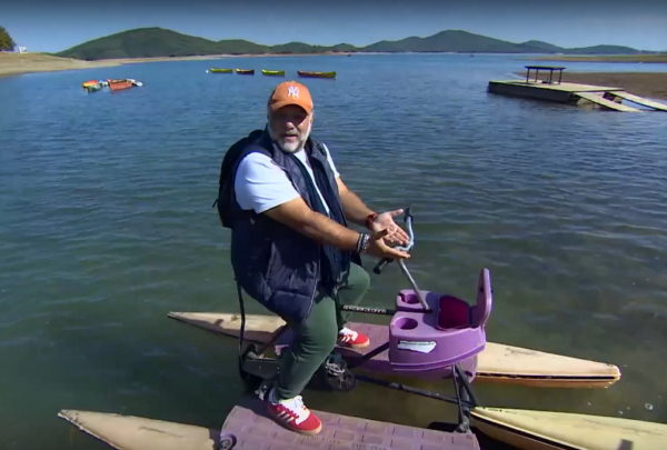 Ο Γρηγόρης Αρναούτογλου προσπαθεί να κάνει θαλάσσιο ποδήλατο και φοβάται ότι θα «μπατάρει» (Βίντεο)