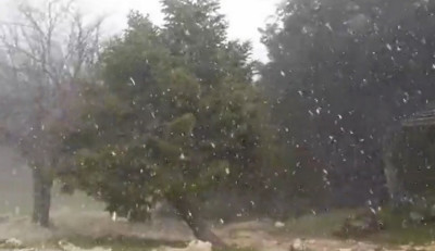 Χιονίζει τώρα στην Πάρνηθα (βίντεο)
