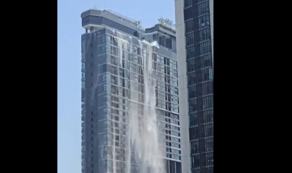 Η στιγμή που το rooftop ξενοδοχείου μετατρέπεται σε χείμαρρο στη Μπανγκόκ, παρασύρει περαστικούς (βίντεο)