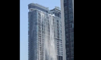 Η στιγμή που το rooftop ξενοδοχείου μετατρέπεται σε χείμαρρο στη Μπανγκόκ, παρασύρει περαστικούς (βίντεο)