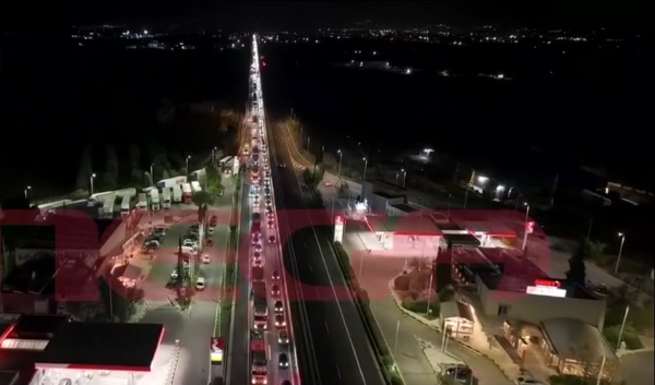 Εθνική Αθηνών - Λαμίας: Σαν απέραντο πάρκινγκ, ουρές χιλιομέτρων - Βίντεο drone
