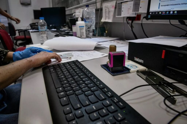 Μητέρες ανηλίκων: Ποιες δικαιούνται σύνταξη πριν τα 62