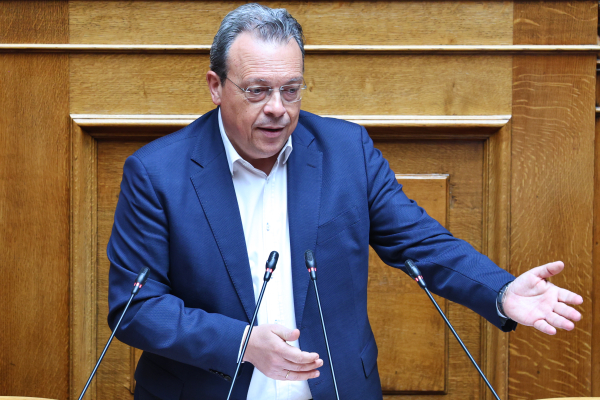 Επίθεση Φάμελλου σε Πιερρακάκη: «Δημιουργείτε δανειολήπτες δύο ταχυτήτων» - «Είστε οφσάιντ», απάντησε ο υπ. Οικονομικών