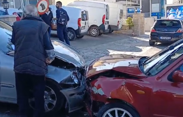 Τροχαίο στη Μεταμόρφωση: Αυτοκίνητο έπεσε σε δέντρο, συγκρούστηκε μετωπικά με ΙΧ - Ζημιές και σε παρκαρισμένα