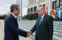 «Good? Everything fine» - Οι πρώτες ατάκες Μητσοτάκη με Ερντογάν (Βίντεο)