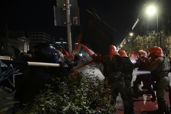 Επεισόδια στο κέντρο της Αθήνας, μολότοφ και χημικά στα Εξάρχεια