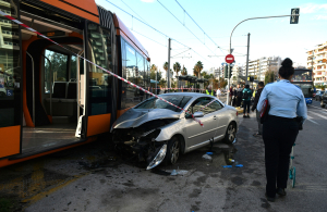 Μία νεκρή και ένας βαριά τραυματίας ο απολογισμός της σύγκρουσης ΙΧ με Τραμ