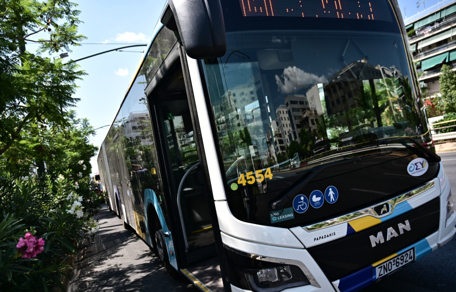 Τροχαίο στη Συγγρού: Λεωφορείο συγκρούστηκε με γερανό