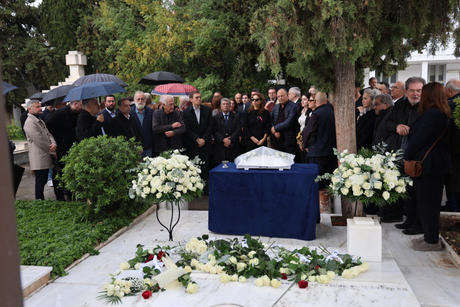 Φώφη Γεννηματά: Συγκίνηση στο μνήμα της πέντε χρόνια μετά τον θάνατό της – Λουλούδια από τον σύζυγο και τον γιο της