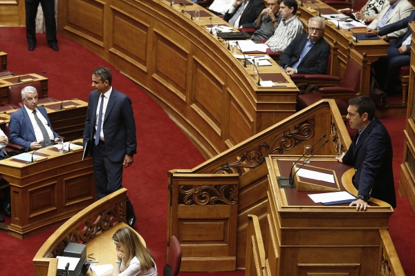 «Βέλη» ΝΔ για το «Έθνος» - Με πυρά κατά Μητσοτάκη απαντά το Μαξίμου